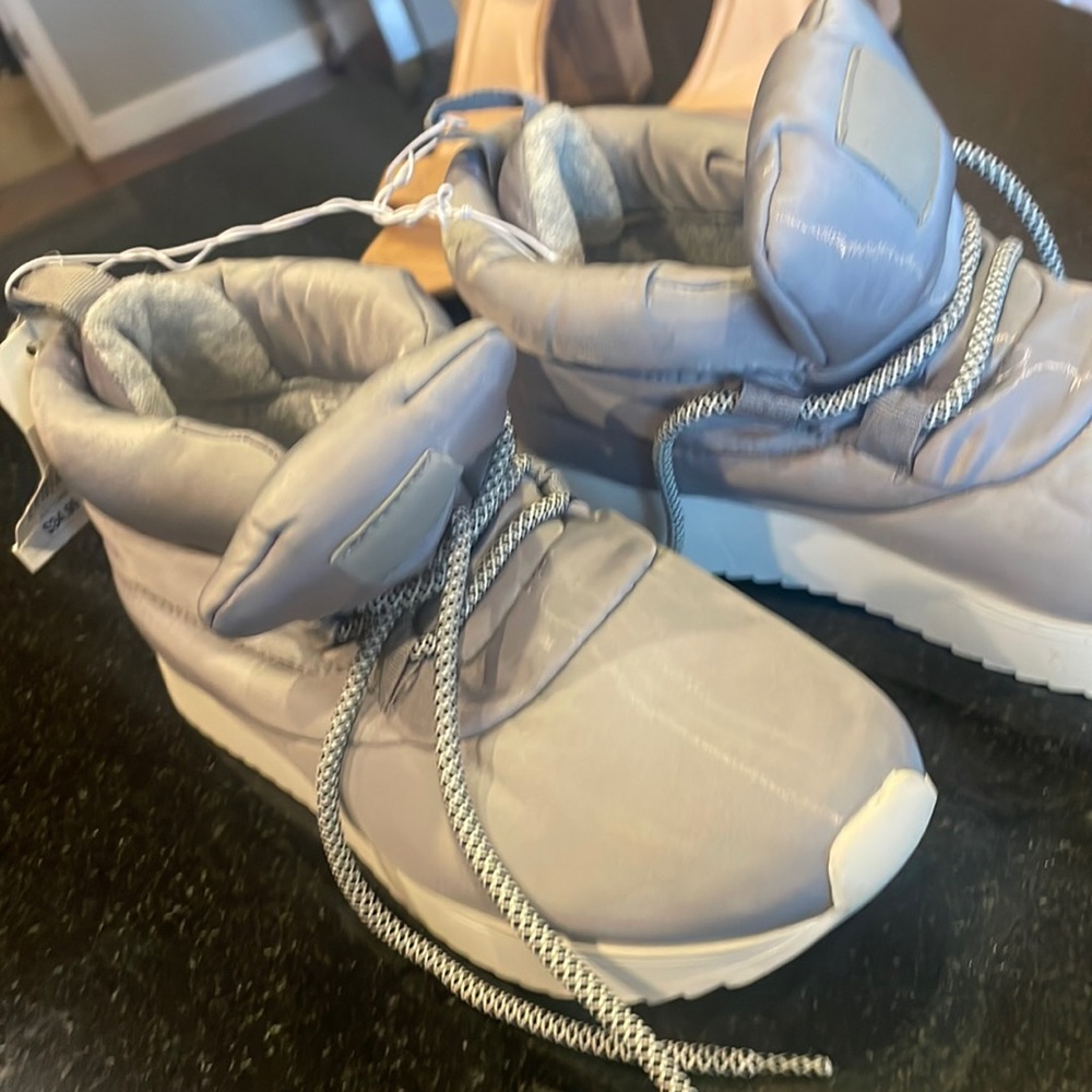 Women’s Lace up size 8 - live show $5 start 2/28